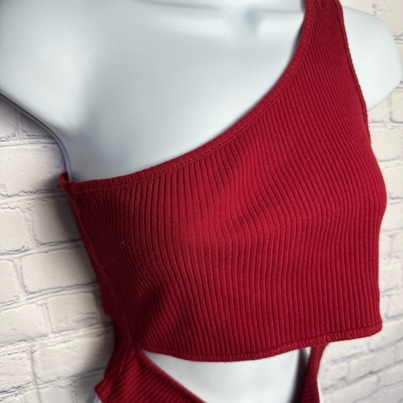 Cute red one shoulder crop top - Picture 2 of 3